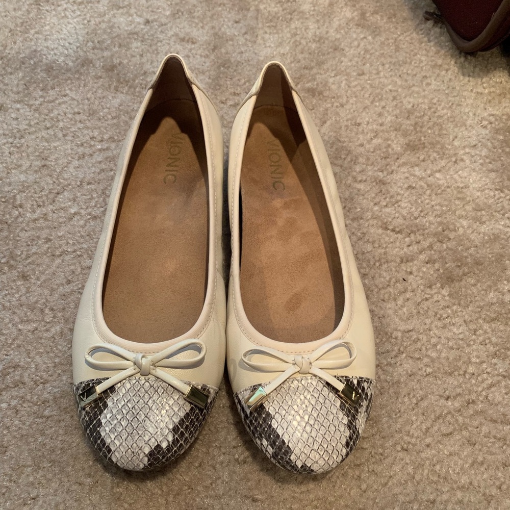 Cream and snakeskin vionic flats